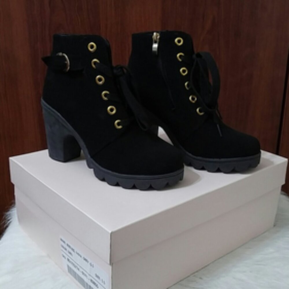 NIB JustFab black lace up chunky heel booties size 5.5